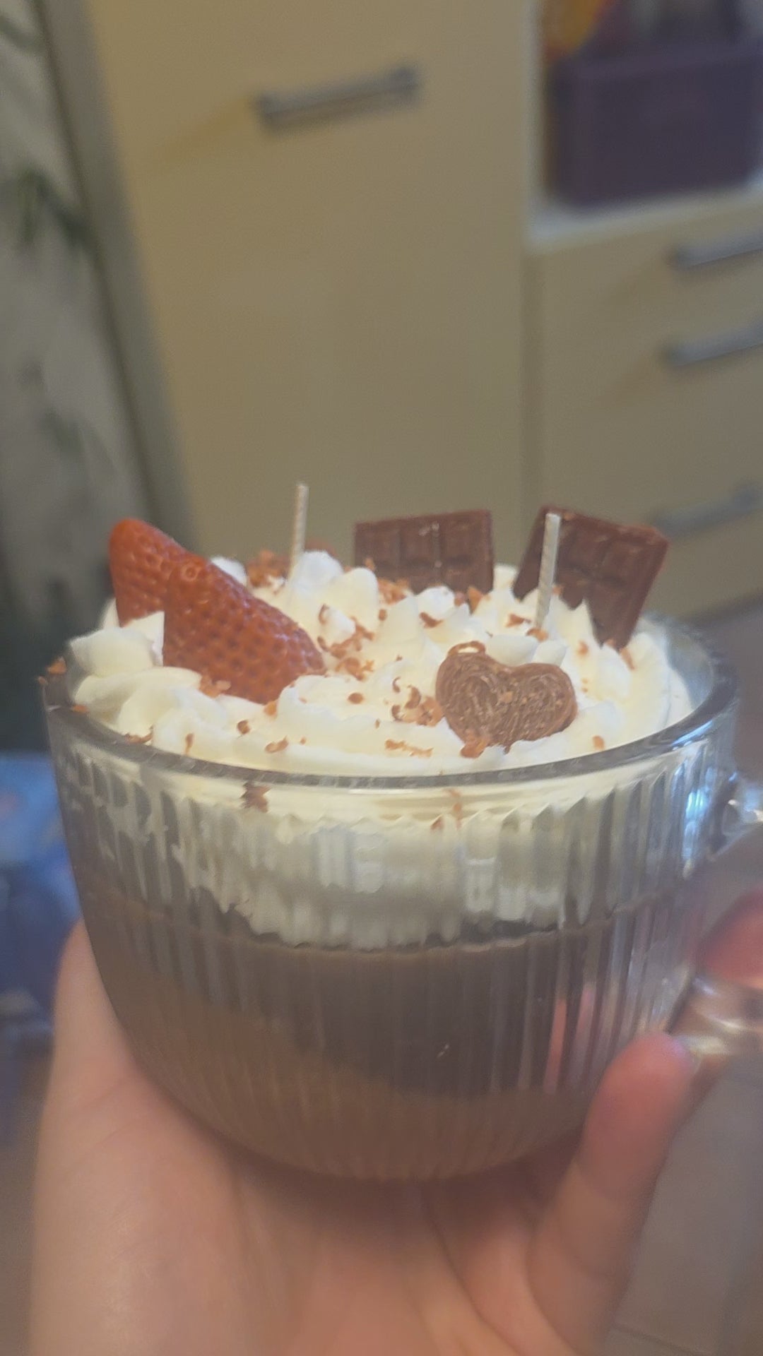 Erdbeer-Brownie-Kuss | XL-Teetassenkerze aus Sojawachs