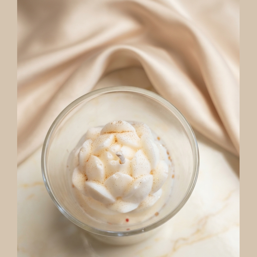 Detailaufnahme Pure Elegance Sojawachskerze mit weißer Lotusblüte und Goldstaub-Topping