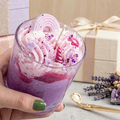 Handgefertigte Fairy Unicorn Dessertkerze aus Sojawachs mit Vanille-Duft und Einhorn-Deko in lila.