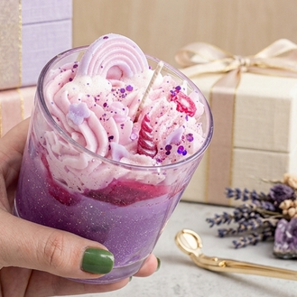 Handgefertigte Fairy Unicorn Dessertkerze aus Sojawachs mit Vanille-Duft und Einhorn-Deko in lila.