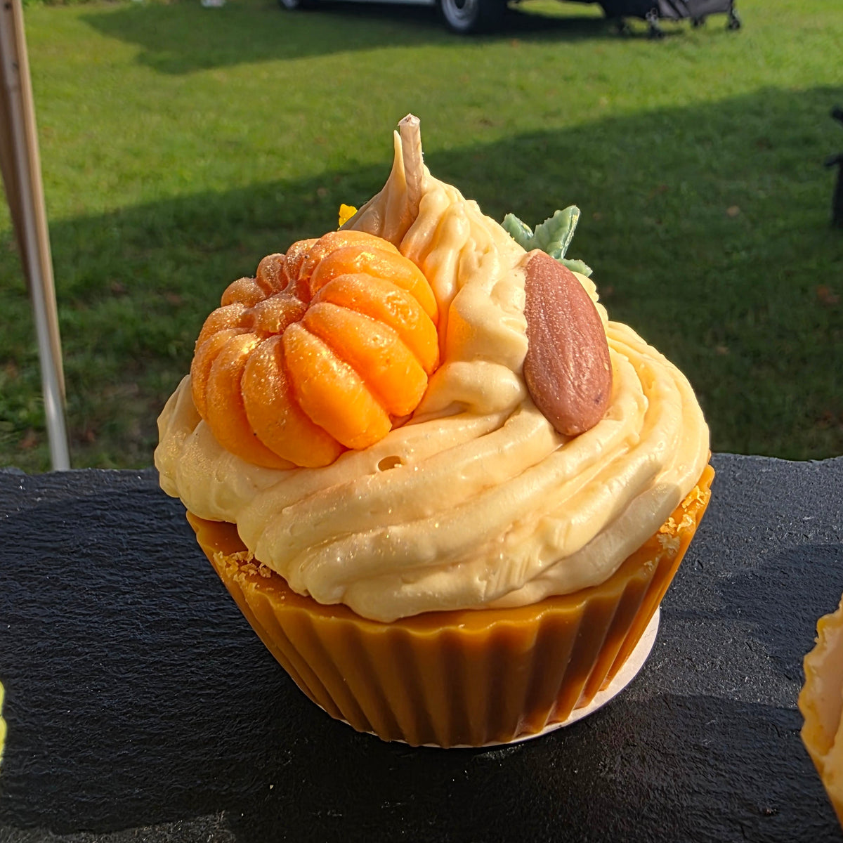 Kleine Pumpkin Love Cupcakekerze – Herbstzauber pur für dein Zuhause