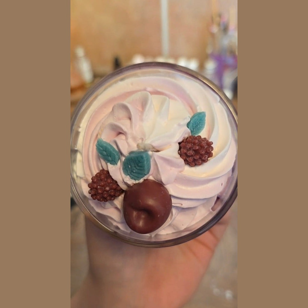 Draufsicht auf das Spicy Berry Wölkchen von LichtleinLiebe: Die dekorative Kerze zeigt ein kunstvolles, cremefarbenes Wachs-Topping mit Beeren-Details.