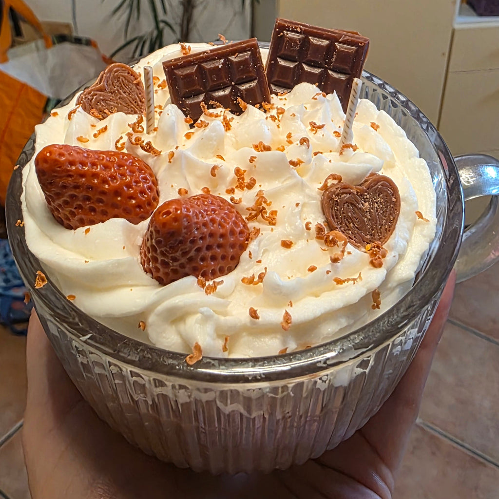 Erdbeer-Brownie-Kuss | XL-Teetassenkerze aus Sojawachs
