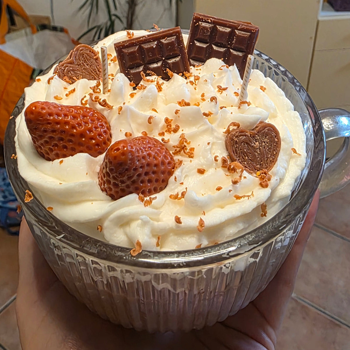 Erdbeer-Brownie-Kuss | XL-Teetassenkerze aus Sojawachs