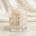 Handgegossene Pure Elegance Sojawachskerze im Glas mit weißer Lotusblüte und Goldglitzer
