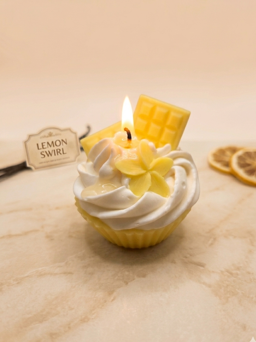 Brennende Vanille Cupcake-Kerze von LichtleinLiebe mit sanftem Lichtschein für eine gemütliche Atmosphäre.