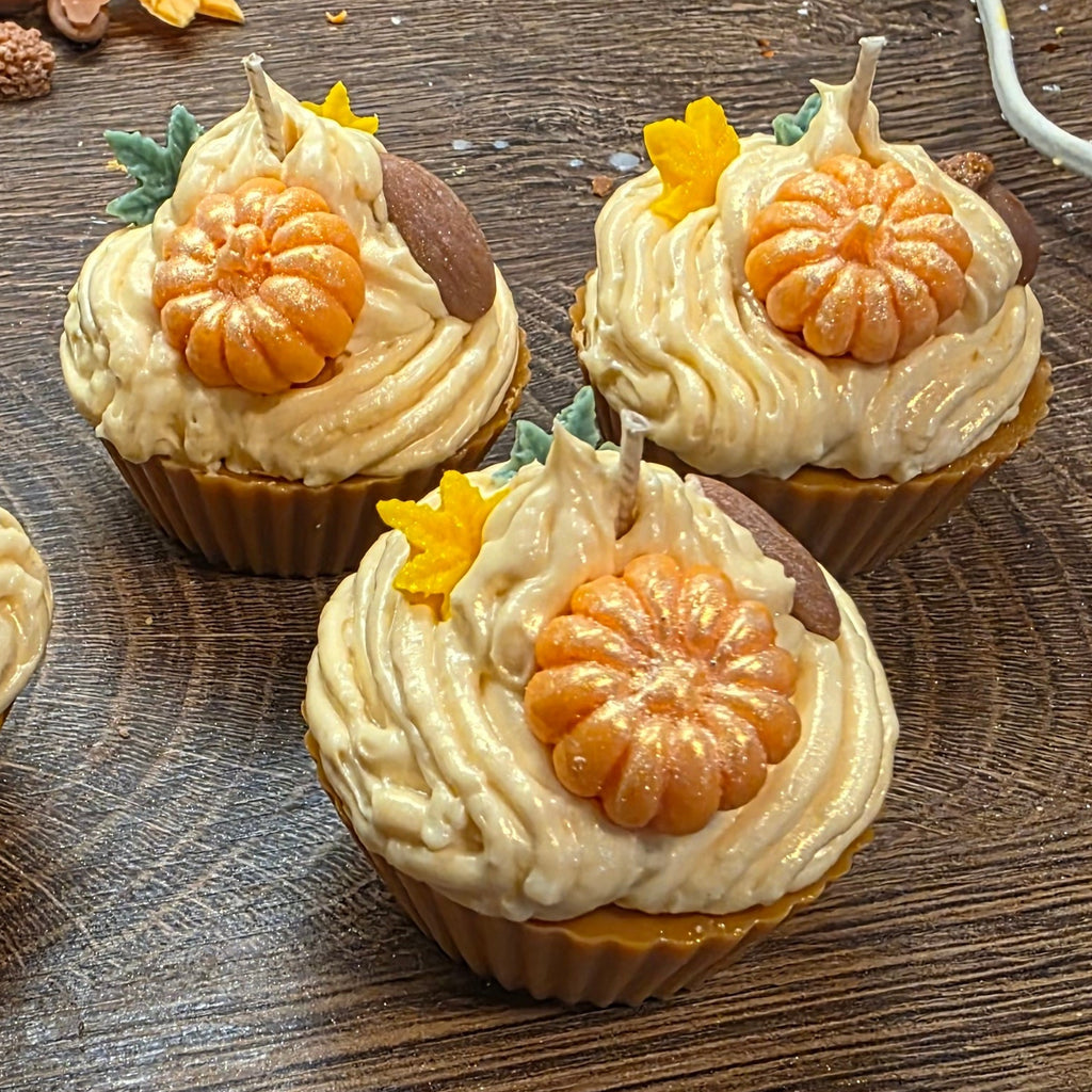 Kleine Pumpkin Love Cupcakekerze – Herbstzauber pur für dein Zuhause