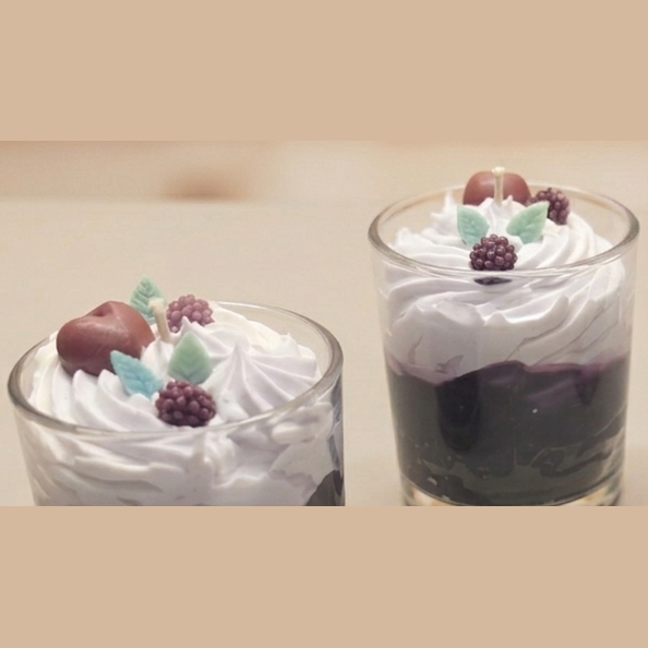 Detailaufnahme der fluffigen Topping-Optik des Spicy Berry Wölkchens von LichtleinLiebe, verziert mit kleinen Beeren-Elementen.