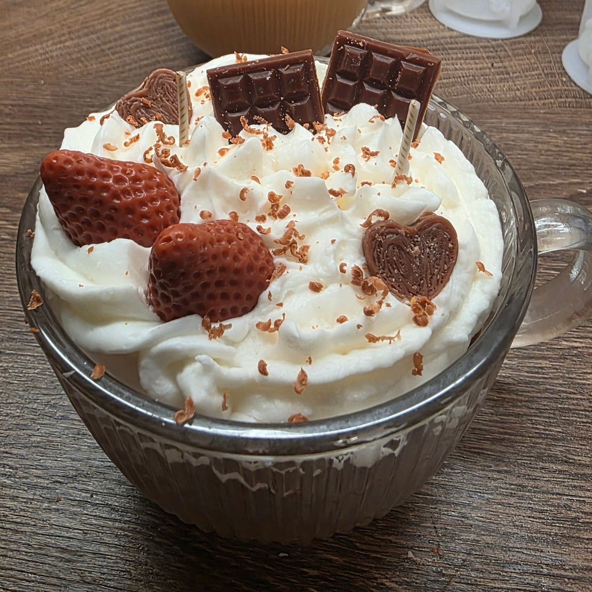 Erdbeer-Brownie-Kuss | XL-Teetassenkerze aus Sojawachs