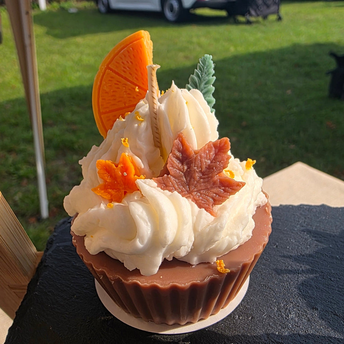 Kleines Herbstfeuer Cupcakekerze – Wärme und Geborgenheit für dein Zuhause