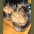 Handgegossene Sojawachskerze Spicy Berry Wölkchen von LichtleinLiebe im Glas mit elegantem Etikett und kunstvollem Wachs-Topping.