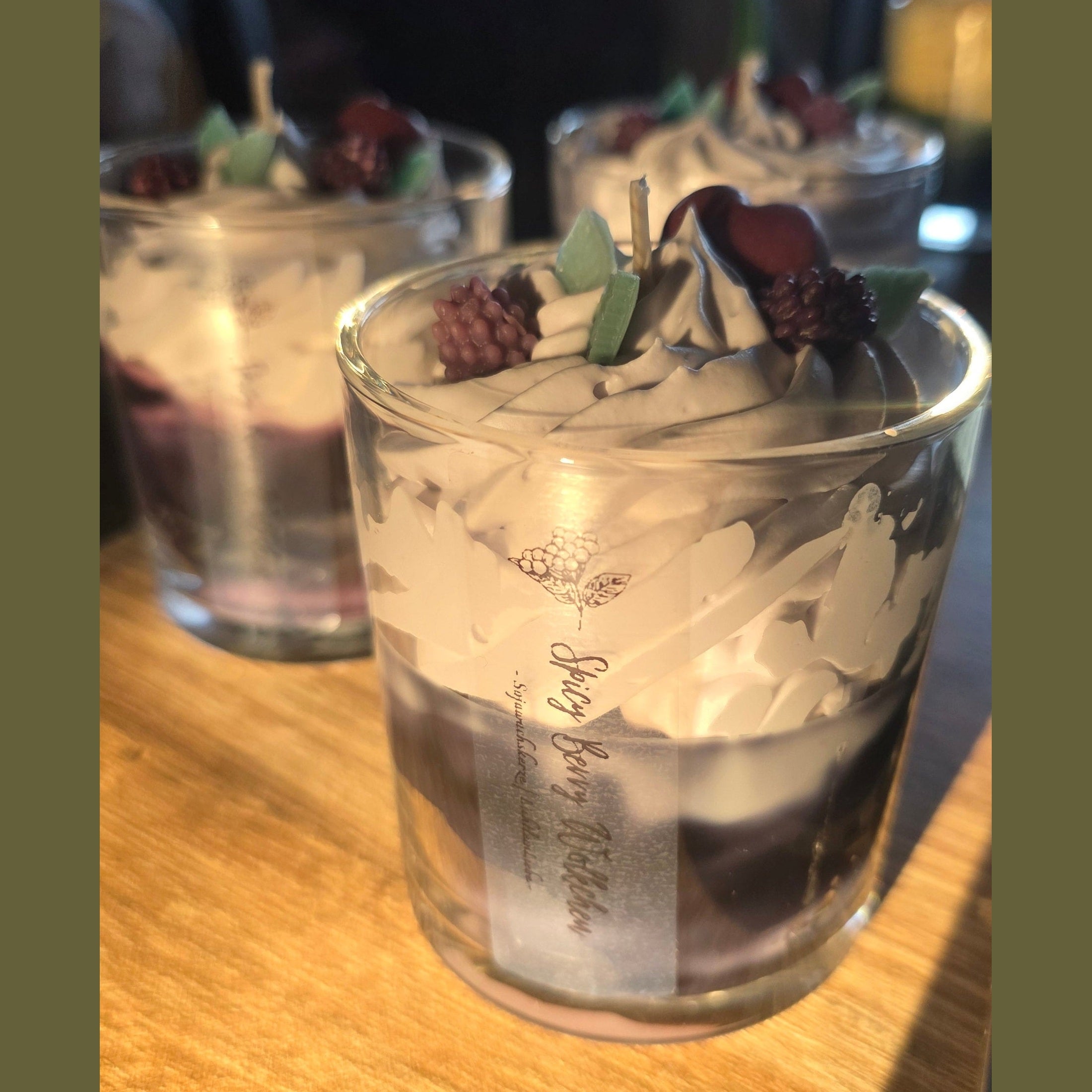 Handgegossene Sojawachskerze Spicy Berry Wölkchen von LichtleinLiebe im Glas mit elegantem Etikett und kunstvollem Wachs-Topping.